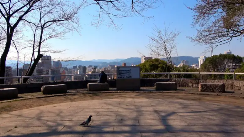 Es gibt einen Ausblick über das ehemalige Epizentrum von Hiroshima.